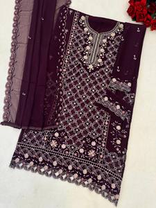 Traje de Chifón Semisellado con Bordado de Lentejuelas para la Colección de Trajes Indios y Pakistaníes - Product Image 2