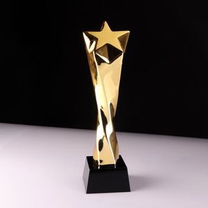 Trophée étoile doré poli avec une base noire élégante. Disponible aux prix de gros. - Product Image 1