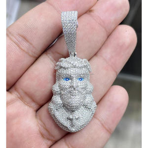 Colgante de Lujo con Rostro de Jesús, Ojos Azules, Diamante Moissanite VVS y Plata de Ley 925 - Product Image 1