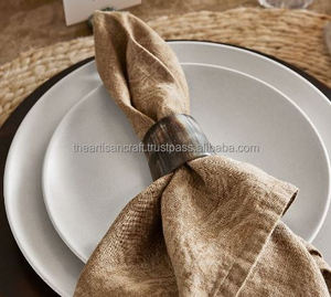 Anneaux de serviette en corne d'animal polie faits à la main, décoration de table en corne naturelle pour une ambiance élégante, souvenir artisanal - Product Image 6