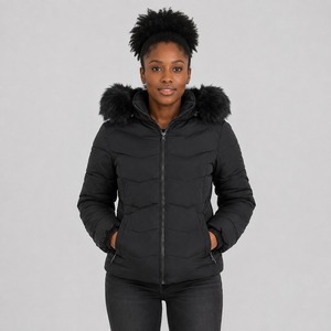 Chaqueta acolchada de plumón para mujer, diseño OEM personalizado, color blanco, con capucha de piel sintética, cierre completo y acolchado, ideal para el invierno. - Product Image 1