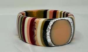 Bracelet jonc épais en résine, style capuchon en lucite à rayures larges, bracelet statement inspiré, joncs en résine - Product Image 4