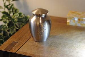 Wholesale Modern Silver Cute Paws Pet Cremation <b>Urn</b> Brass Dog <b>Cat</b> Ashes Factory Direct Bulk Supplier Exporter Manufacturer - Product Image 4