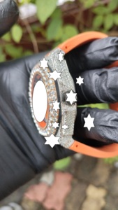 Montre de luxe pour hommes avec bracelet en silicone orange, boîtier en acier inoxydable, lunette en diamant, chronographe à quartz analogique, cadran rond de 43 mm - Product Image 2