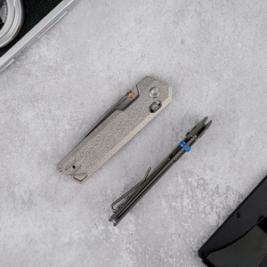 Couteaux de poche pliants avec lame Tanto argentée, manche en métal à motif craquelé, bouton de pouce et verrou coulissant pour la découpe utilitaire en extérieur - Product Image 6