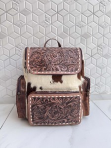 Mochila de Cuero Repujado Estilo Bohemio Unisex con Diseño Floral, Múltiples Bolsillos y Cierre de Cremallera para Uso Diario - Product Image 1