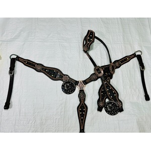 Conjunto de cabezada de una oreja y pechera de cuero negro estilo western para caballo, con conchos y pedrería, para equitación - Product Image 1