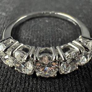 Anillo de Diamantes Cultivados en Laboratorio de Corte Ovalado de 2.00CTW en Oro Blanco de 8k, Certificado por IGI, Anillo de Bodas de Cinco Piedras - Product Image 5
