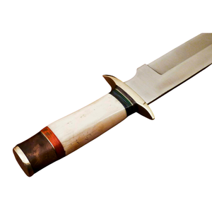 Couteau Bowie artisanal avec lame en acier courbé argenté, manche en os blanc, accents en bois brun, garde doré, lame fixe pour la chasse - Product Image 6