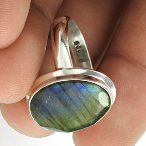Anillo con Bisel de Labradorita Natural en Plata de Ley 925, Estilo Minimalista, Unisex, para Uso Diario, Joyería Hecha a Mano en India - Product Image 3
