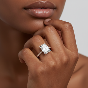 Hoogwaardige juwelen 3.0ct Radiant Cut Lab-diamanten ring met diamanten puntige klauwen, Franse pavé-band, platina ring - Product Image 3