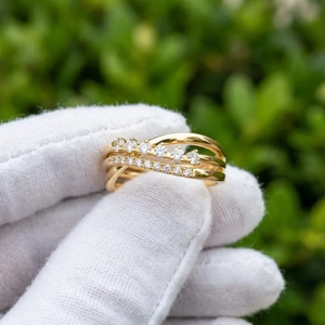 แหวนทองคำ 10K/14K/18K สีเหลือง ประดับเพชรทรงบริลเลียนต์ E VVS2 คุณภาพสูงจาก Sparkledge Creation ดีไซน์เรียบหรู ฝังเพชรแบบไมโครเพฟ เหมาะสำหรับการสวมซ้อนกันได้ - Product Image 3