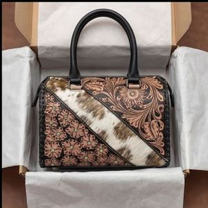 Bolso de mano tipo duffle mini Speedy de cuero 100% genuino con asa doble, con detalles florales tallados y acabado de pelo en color marrón - Product Image 4