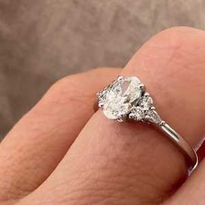 Bagues de fiançailles ovales en diamant de laboratoire en gros, personnalisées en or massif 10K 14K 18K, alliances de mariage modernes, fabricant de bijoux - Product Image 3