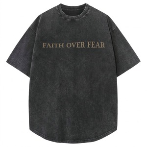 เสื้อยืดคอตตอนโอเวอร์ไซส์ลายพิมพ์ตัวอักษร Faith Over Fear สำหรับผู้ชาย แขนสั้น คอกลม สไตล์ลำลอง ผ้าเจอร์ซีย์ ลุคซักล้าง - Product Image 1