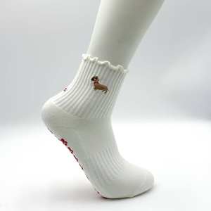 Chaussettes de yoga antidérapantes à volants avec logo brodé personnalisé, chaussettes de pilates à grip en silicone, chaussettes de sport épaisses en tricot pour studio de pilates - Product Image 1