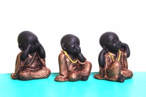 Estatua de los Tres Monjes Sabios de Resina, Artesanía Moderna Nirmala |   Decoración Art Deco Hecha a Mano: No Vea el Mal, No Oiga el Mal, No Hable del Mal - Product Image 4