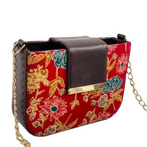 กระเป๋าสะพายข้างทรงมินิ ลายดอกไม้สีแดงเข้ม สายโซ่ทอง แต่งหนังวีแกน สไตล์ชาติพันธุ์เก๋ไก๋ สำหรับผู้หญิง นุ่ม ทนทาน - Product Image 1
