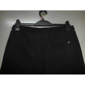 Shorts en tricot pour homme de qualité supérieure, conçus avec un matériau extensible, des poches latérales et une coupe décontractée pour un style de vie actif et un confort quotidien - Product Image 4