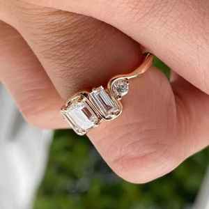 Anillo de Oro Amarillo de 14K con Cinco Piedras de Diamantes Cultivados en Laboratorio de 2.02CT con Corte Esmeralda y Diseño de Ola, Ideal como Regalo de Promesa de Matrimonio para Novias - Product Image 3