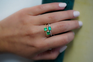 Bague Éternité Vintage en Diamant Taille Émeraude Plaqué Or 18K Certifié IGI pour Femme, Pierre de Naissance d'Oktobre, Sertissage à Griffes - Product Image 2