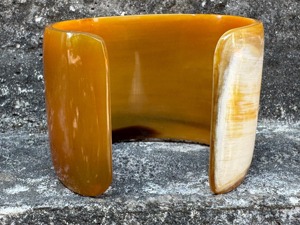 Bracelet en corne de buffle naturel et écologique, fait main, moderne, extensible, de haute qualité, par Belladec - Product Image 6