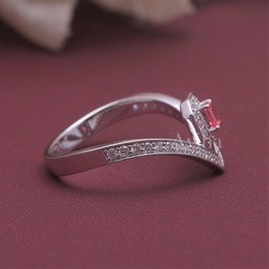 Bague en or 18 carats avec diamant rose fantaisie certifié IGI, de forme en V, sertie d'un halo de diamants taille émeraude - Product Image 5