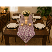 Chemin de table en lin avec motif géométrique imprimé et bordure à franges |   Chemin de table décoratif |   Mobilier haut de gamme pour la maison et la restauration
