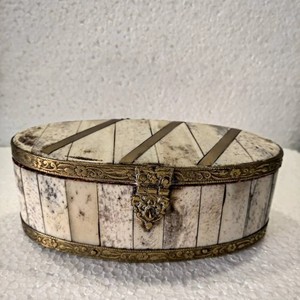 Ensemble de trois boîtes à bijoux en acrylique personnalisées, faites à la main, de luxe moderne, avec incrustations en os et laiton, style Suri - Product Image 1