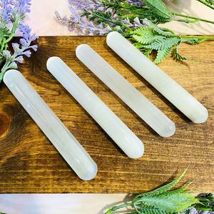 Venta al por mayor: Varita de cristal de selenita blanca de 15 cm, barra de limpieza energética natural para sanación Reiki, pulida para terapia de masaje, Año Nuevo - Product Image 4