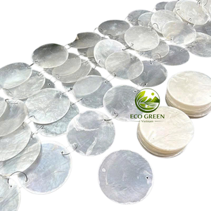 Conchas de Capiz Redondas al por Mayor, Conchas Naturales Blancas con Doble Orificio para Manualidades, Campanas de Viento, Adornos Colgantes Navideños - Product Image 6