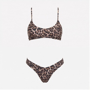 Ensemble de yoga 2 pièces imprimé papillon bleu avec finition dorée, body à col en V profond et jupe portefeuille longueur genou - Product Image 1