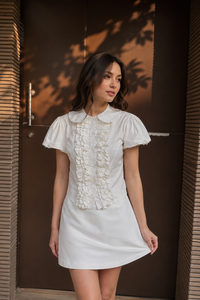Conjunto de Dos Piezas de Última Moda para Mujer, Blanco, 100% Algodón Tejido, Blusa Holgada con Cuello Peter Pan y Volantes Delanteros, y Minifalda - Product Image 3