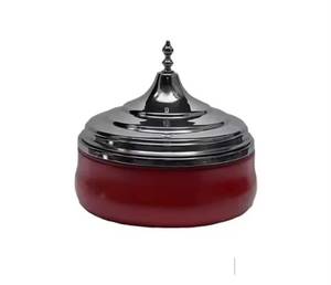 Olla de lujo dorada para calentar alimentos con base floral intrincada en relieve y tapa de cúpula, para buffet y catering. - Product Image 2