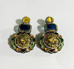 Boucles d'oreilles pendantes de luxe Sabyasachi, multicolores, bleu royal et vert, avec pierres précieuses, dorées, pour mariée, mariage, fête, bijoux de mode - Product Image 3