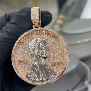 จี้เพชรโมอิสซาไนต์ทรงกลมเจียระไนแบบบริลเลียนท์ เงินแท้ 925 ประดับเพชรแบบ Iced Out พร้อมลายเคลือบ 3 มิติ สไตล์ฮิปฮอป ได้รับการรับรองจาก GRA สำหรับทั้งชายและหญิง - Product Image 1