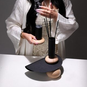 Ensemble porte-encens Dark Towers, sur des anneaux en bois et un plateau incurvé, pour contenir des bâtonnets parfumés pour une expérience olfactive moderne - Product Image 3