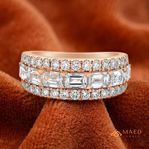 Anillo de compromiso y aniversario de moissanita de lujo con tres filas de moissanita talla esmeralda y redonda en oro rosa para ella - Product Image 1