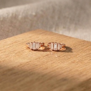 Boucles d'oreilles créoles Huggies minimalistes en diamant de laboratoire taille baguette, 0,55 carat par paire, couleur E, clarté VVS, bijoux fins - Product Image 4
