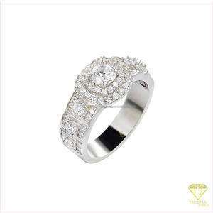 Anillo Cuadrado de Lujo con Acabado en Color Plata y Piedra Central Redonda, Joyería Nupcial para Minoristas B2B y Marcas de Moda - Product Image 2