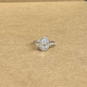 แหวนเพชรทรงลูกแพร์สีขาวทองคำขาวสุดหรู น้ำหนัก 1.06 กะรัต ประดับเพชรแล็บโกรว์ สำหรับงานแต่งงาน งานครบรอบ หรืองานเลี้ยง ออกแบบอย่างประณีต - Product Image 1