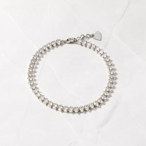 Pulsera de tenis clásica chapada en oro con cristales de circonita redondos de talla brillante y engaste de garras, unisex, para uso diario. - Product Image 3
