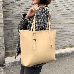 Bolso Tote de Cuero PU con Cierre de Cremallera, Compartimento Antirrobo para Computadora, Estilo Minimalista, Color Marrón, Personalizable - Product Image 2