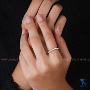 แหวนแต่งงานทองคำขาว 14K ลายไขว้ประดับเพชรทรงกลมเพาะเลี้ยง ดีไซน์โค้ง สามารถสวมซ้อนกันได้ เหมาะสำหรับผู้หญิงในโอกาสครบรอบแต่งงาน - Product Image 6