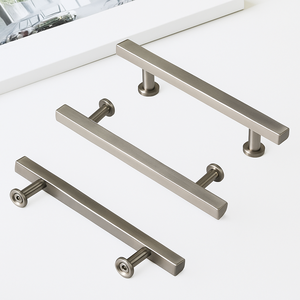 Tirador de Barra Minimalista de Aleación de Zinc Duradero, Acabado Plateado Cepillado, para Muebles de Cocina y Baño - Product Image 3
