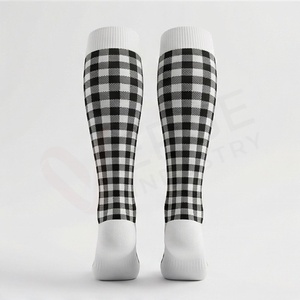 Chaussettes hautes pour hommes, motif à carreaux, tricotées, style classique, design noir et blanc à carreaux - Product Image 2