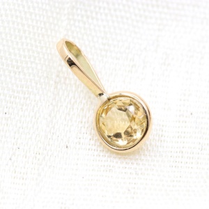 Colgante Solitario de Citrino Redondo Natural con Bisel de Oro Sólido de 14K |   Amuleto de Piedra Preciosa Amarilla, Joyería Fina, Regalo para Mujer - Product Image 2