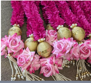 Décoration murale traditionnelle avec guirlandes de marigolds, roses rouges, orbes dorés et pompons pour mariage et décoration intérieure - Product Image 5