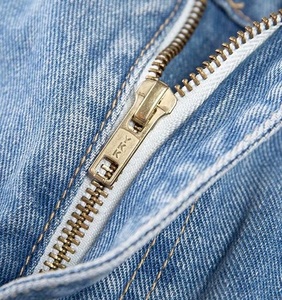 Jean mom taille haute bleu clair pour femme, coupe slim, jambe droite, en denim, avec cinq poches et ourlet retroussé - Product Image 3