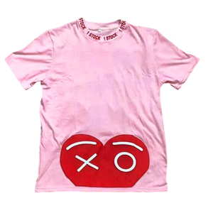 T-shirt pour homme à manches courtes, col rond, jersey décontracté tricoté avec un motif imprimé cœur rouge XO sur le devant, coupe classique - Product Image 1